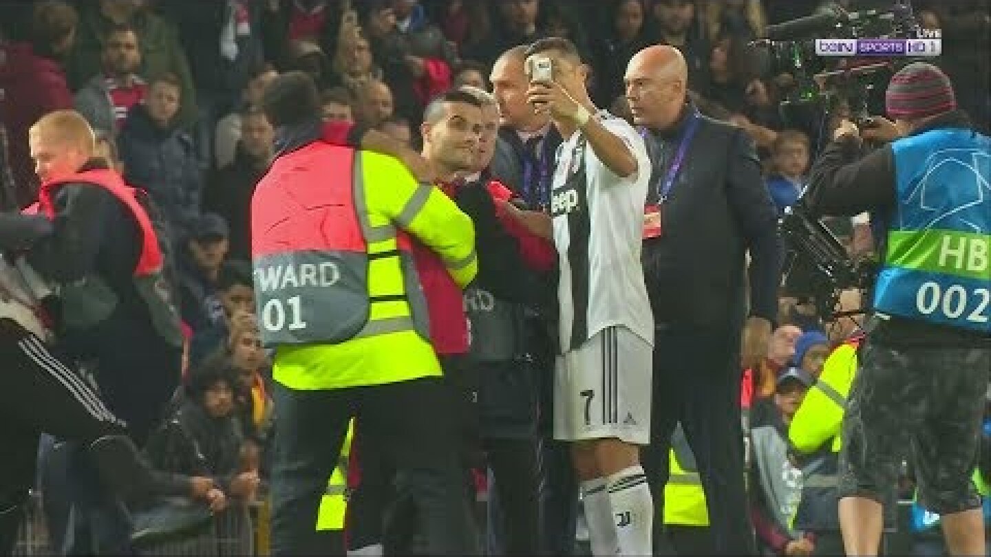 CRISTIANO RONALDO TAKES SELFIE WITH A FAN! Manchester United vs Juventus