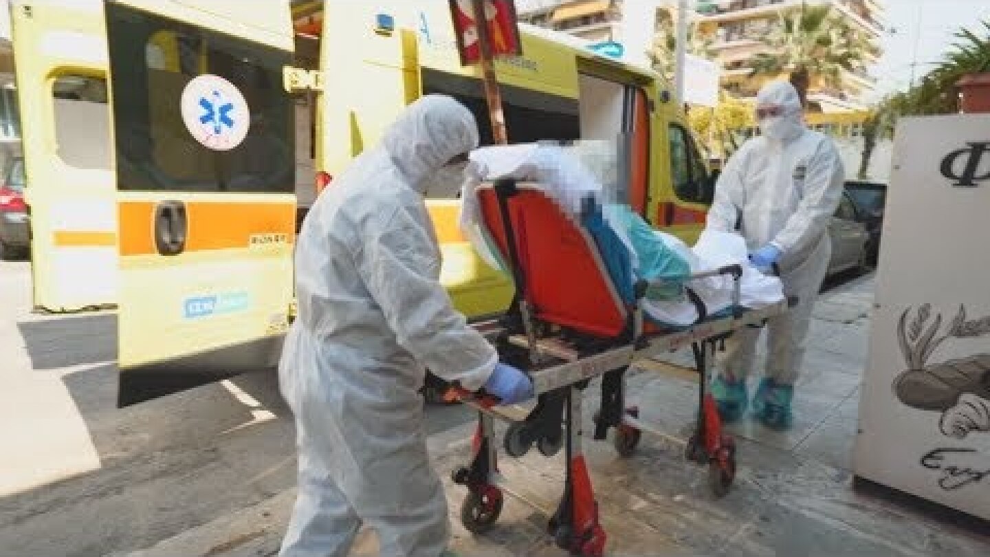 H κάμερα του ΑΠΕ-ΜΠΕ σε διακομιδή κρούσματος COVID-19