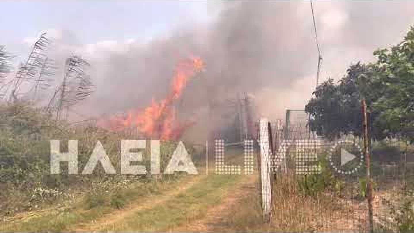 ilialive.gr - Η στιγμή που οι φλόγες τυλίγουν πυροσβεστικό όχημα