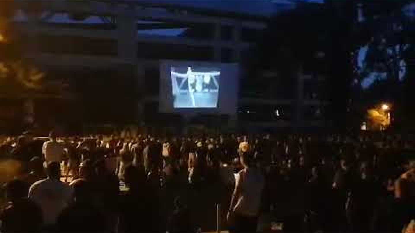 Κόσμος στην Αγιά Σοφιά βλέπει σε γιγαντοοθόνη το ΑΕΚ-Παναθηναϊκός