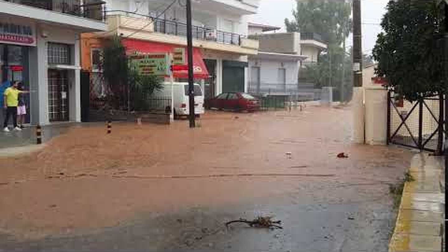 Athens Voice - Δρόμοι-ποτάμια στη Μάνδρα Αττικής από τη νεροποντή