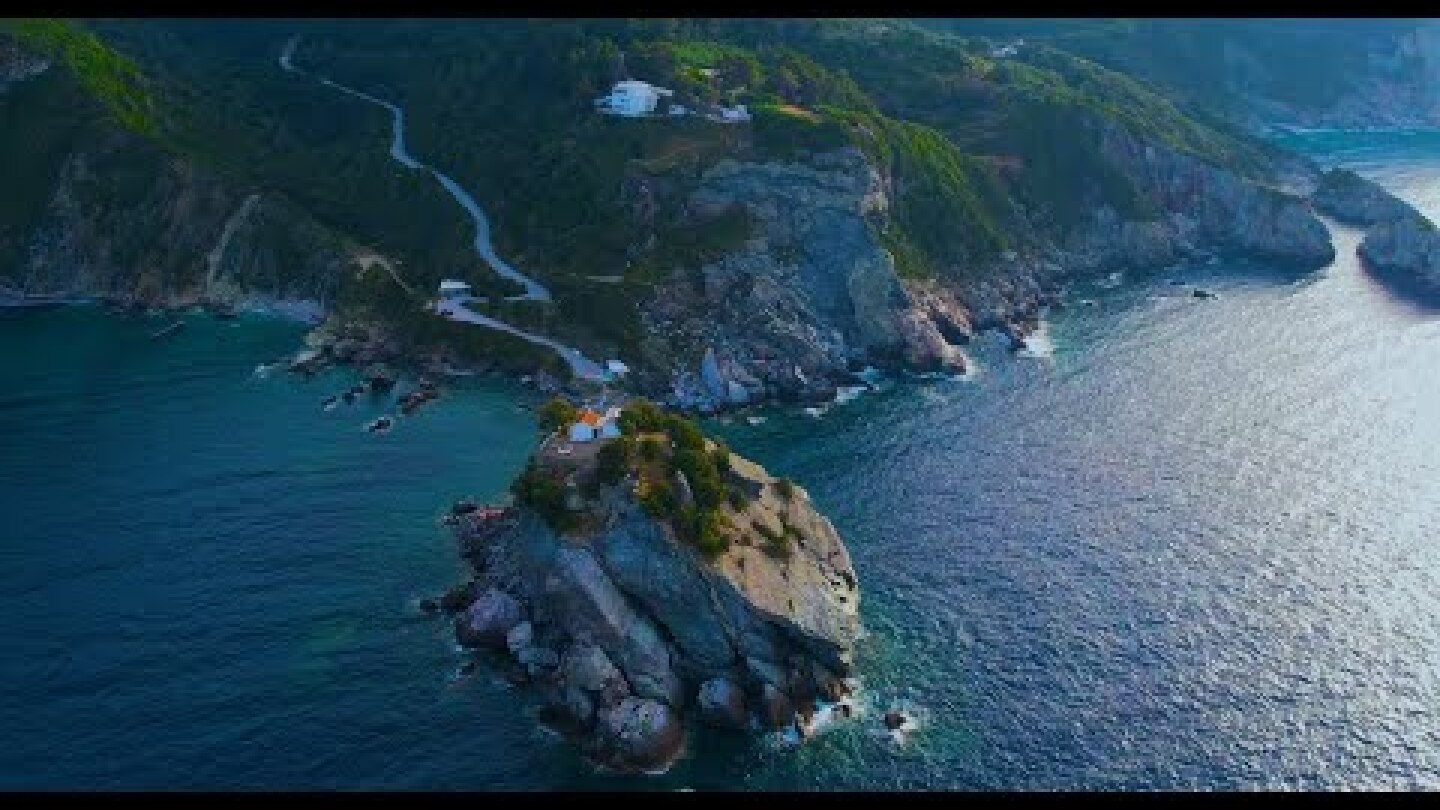 Η Έλενα Ξυδιά έβαλε το πιάνο της στην κορυφή ενός βράχου 100 μέτρων στη Σκόπελο !!!