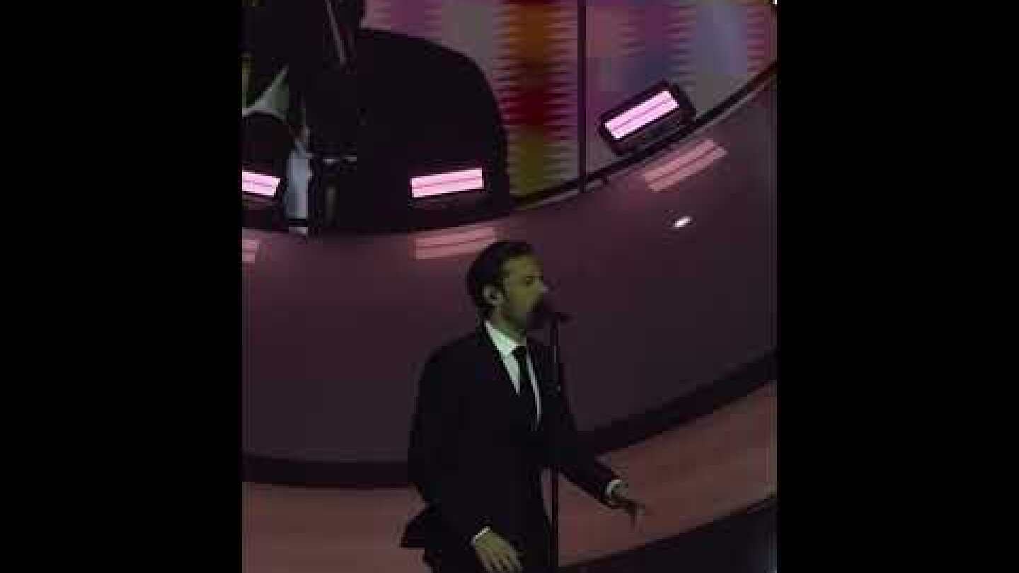 Ο Κωνσταντίνος Αργυρός αποχαιρετά τον Βασίλη Καρρά απο την σκηνή της Πύλης Αξιού 25/12/2023