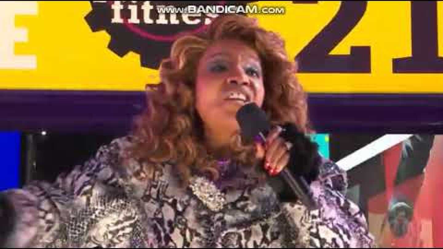 Gloria Gaynor Performs I will Survive in Times Square