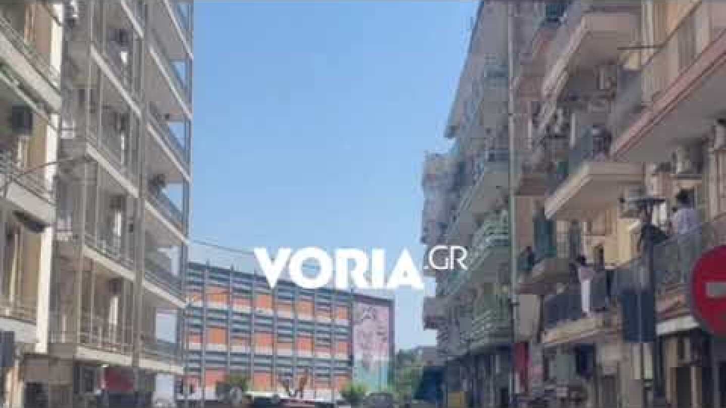 Θεσσαλονίκη: Άνδρας πετάει αντικείμενα από μπαλκόνι στην Κασσάνδρου 