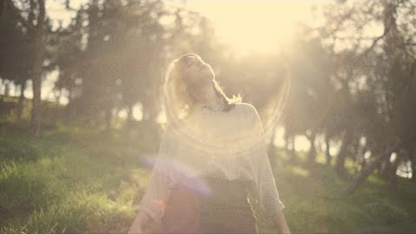 Χριστίνα Ψύχα - Είναι Κοντά (Music Video)