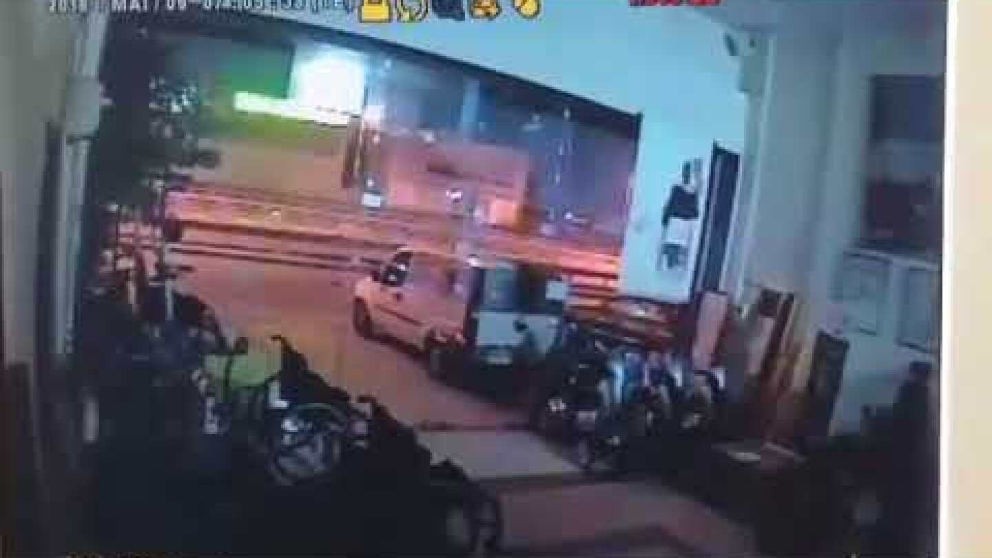 Βίντεο ντοκουμέντο από Κηφισό: Η στιγμή που η νταλίκα πέφτει πάνω στα ΙΧ