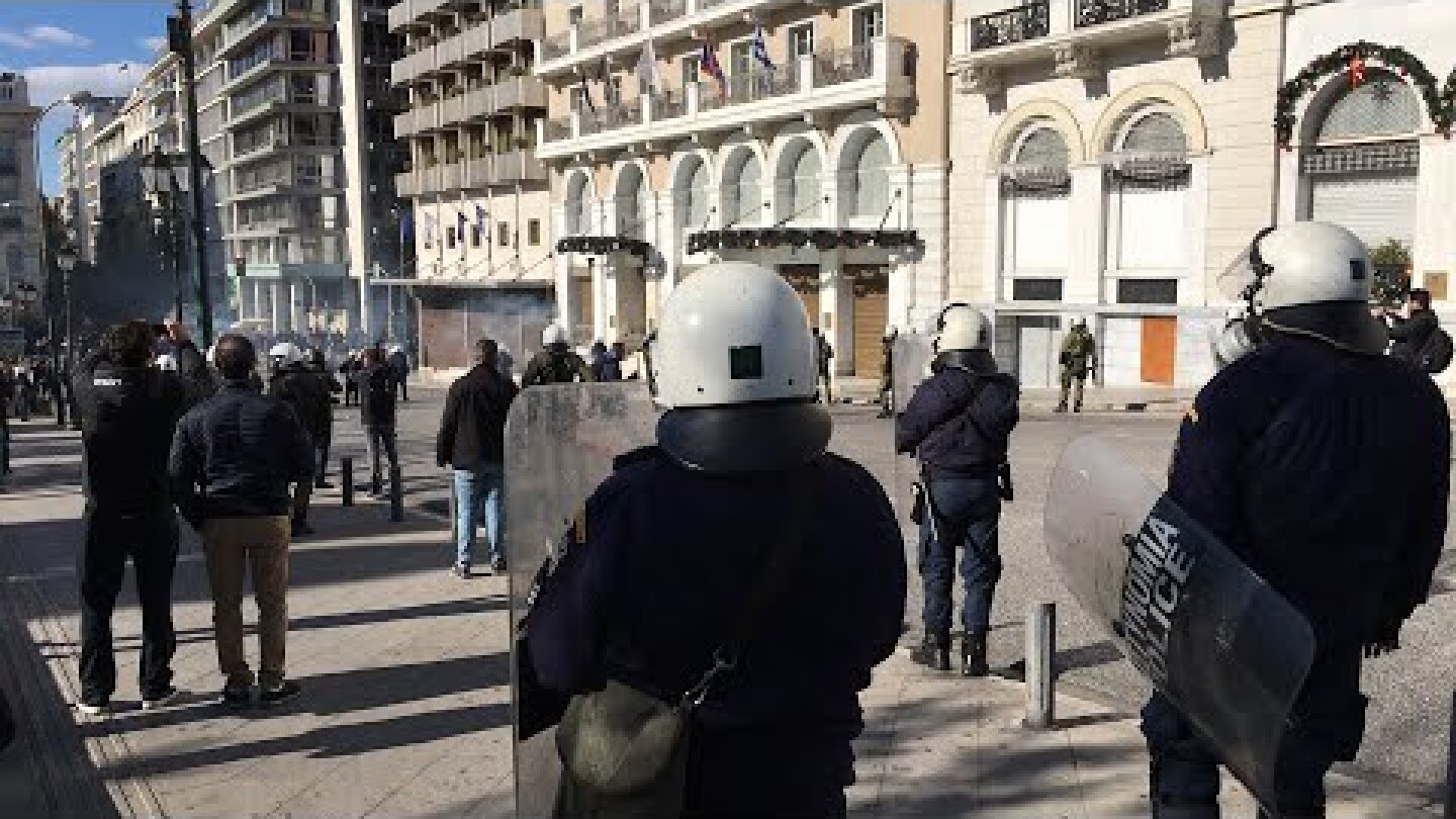 Ενταση και μολότοφ στο Σύνταγμα στην πορεία για τον Αλέξη Γρηγορόπουλο