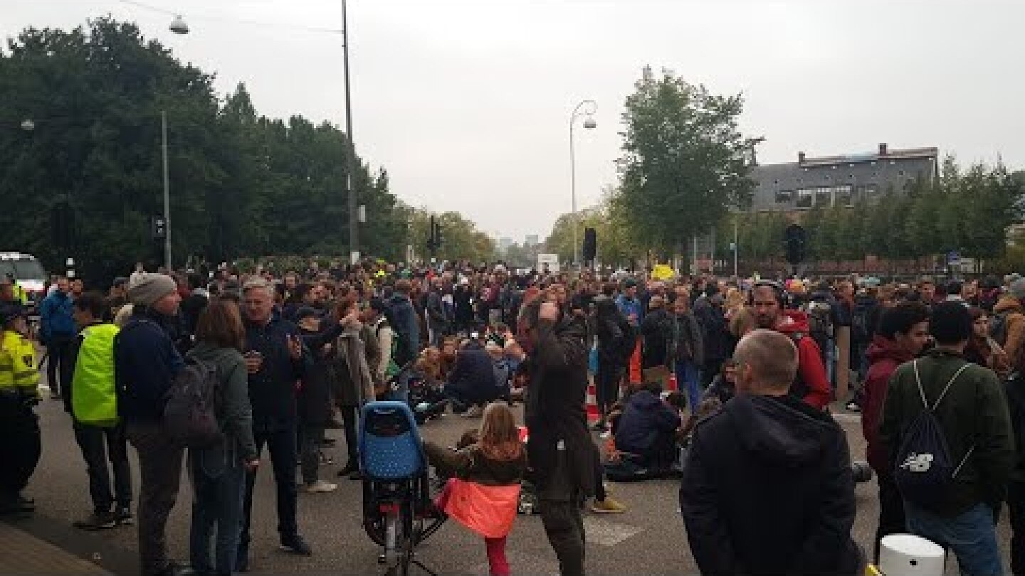 Terugkijken: klimaatactivisten bezetten Amsterdamse Stadhouderskade