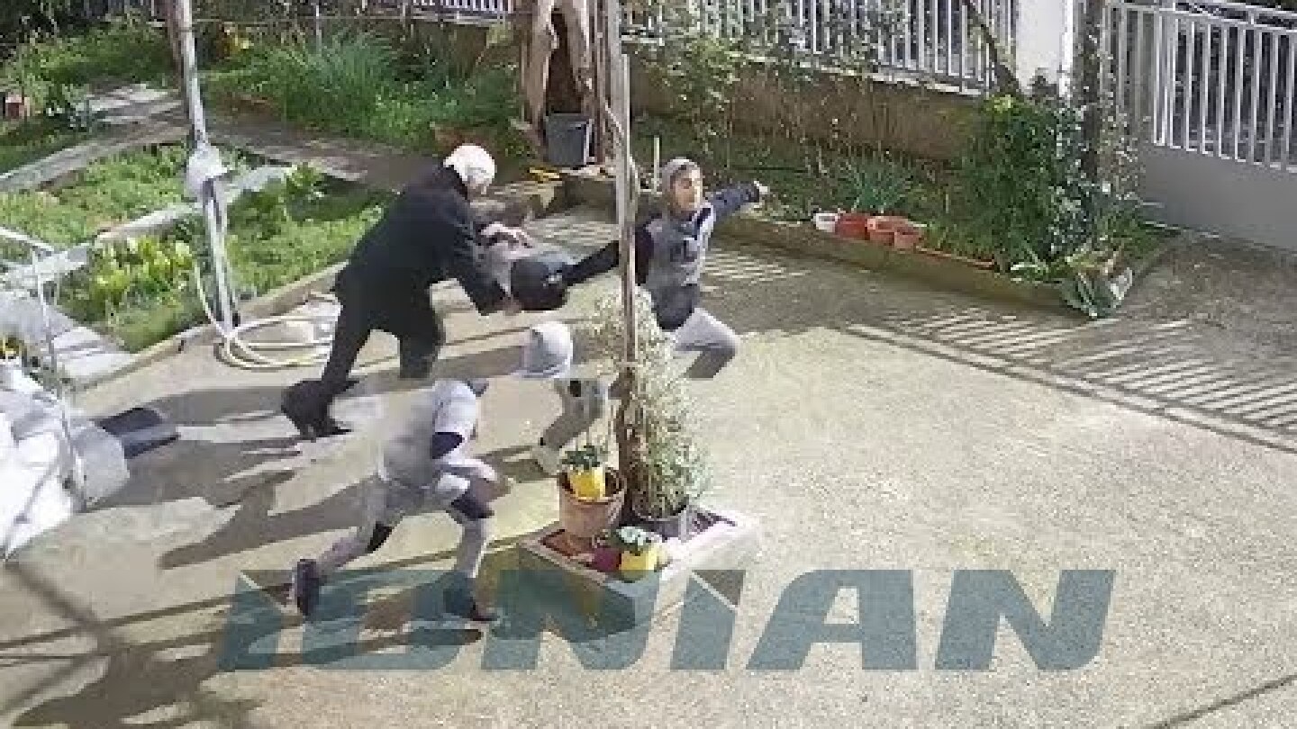 ΕΠΙΘΕΣΗ ΑΝΙΛΗΚΩΝ ΡΟΜΑ ΣΕ ΗΛΗΚΙΩΜΕΝΗ ΣΤΙΣ ΑΜΥΚΛΕΣ - ΒΙΝΤΕΟ 4-1-2018