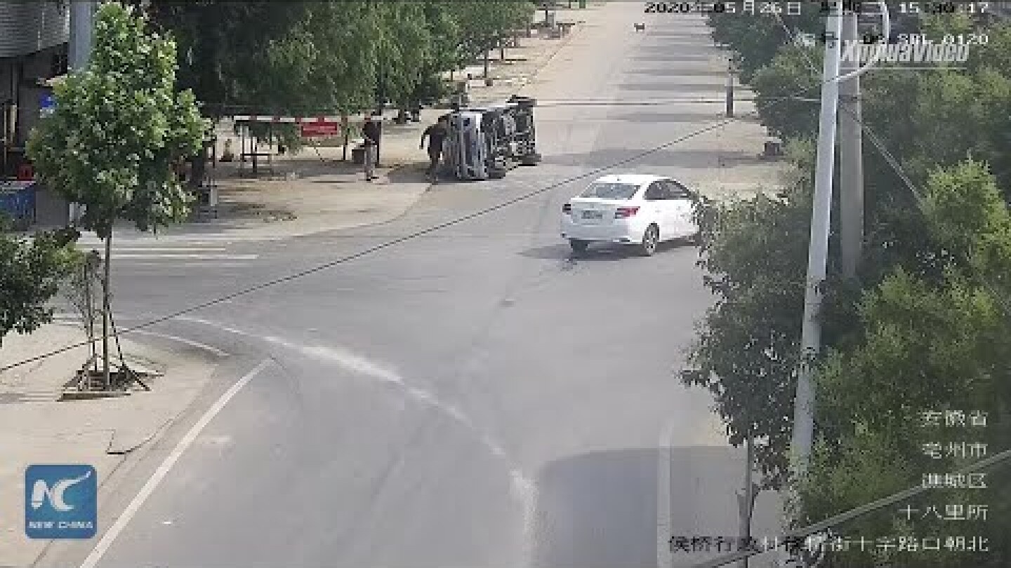 Group of passers-by help passengers get out of flipped car