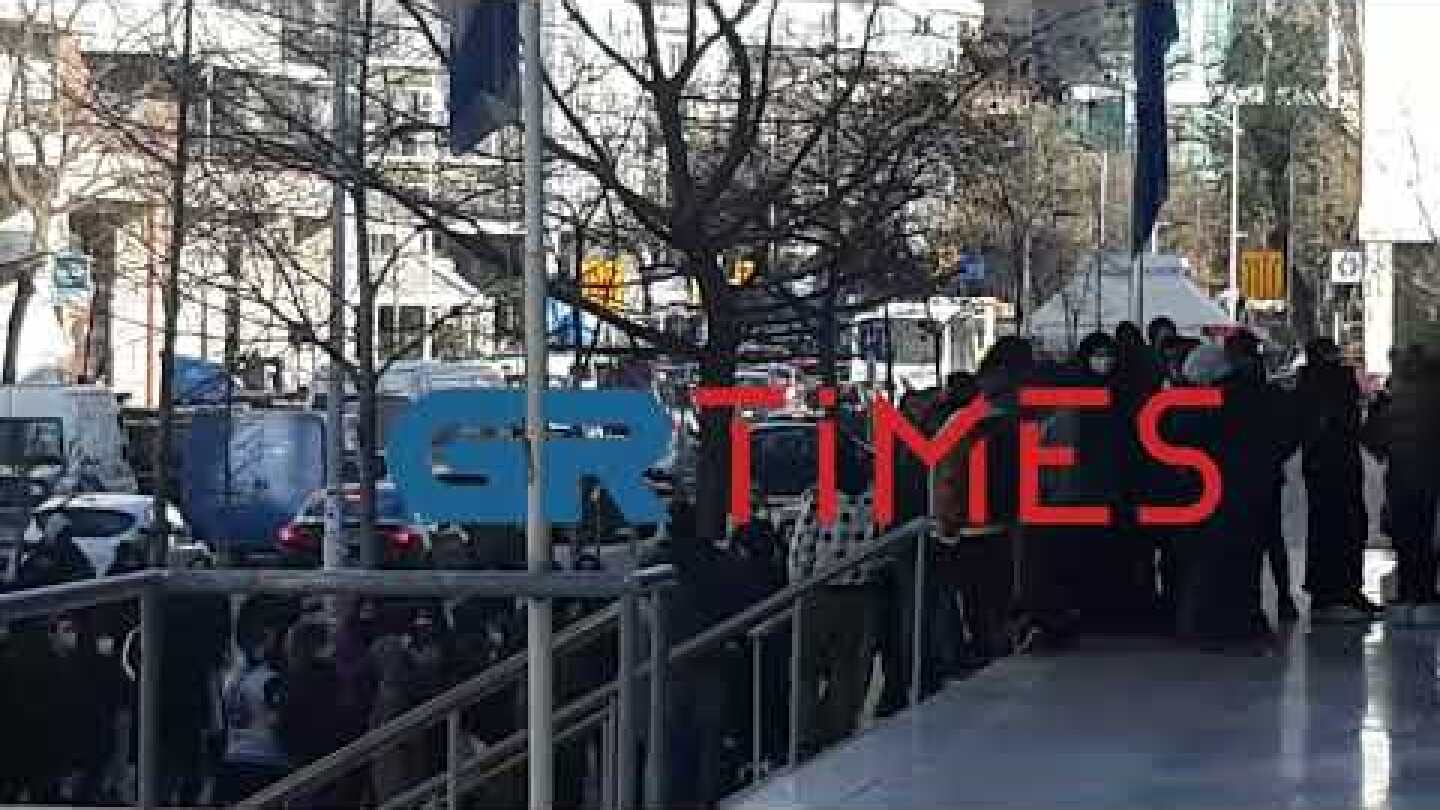 Θεσσαλονίκη: Η στιγμή της αποχώρησης των συλληφθέντων του ΑΠΘ από τα Δικαστήρια