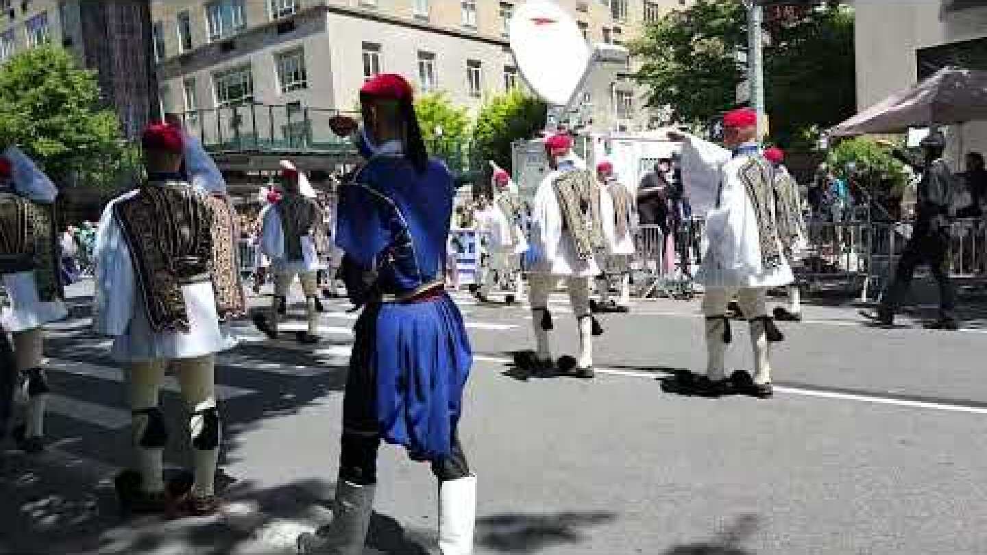 Το Άγημα των Ευζώνων της Προεδρικής Φρουράς έκλεψε την παράσταση στην παρέλαση της Νέας Υόρκης.