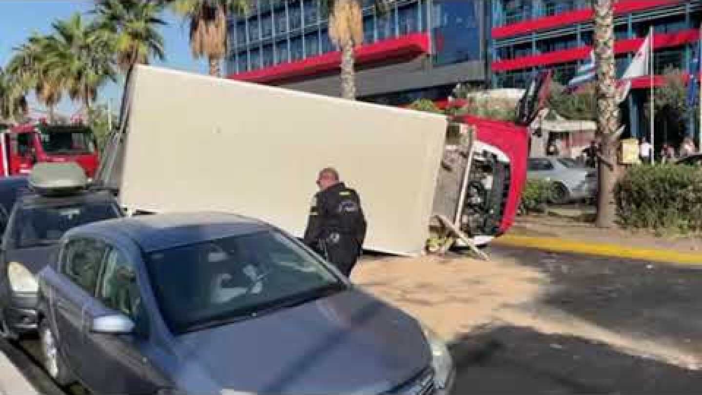 Τροχαίο ατύχημα στην παλιά παραλιακή: Φορτηγό ανετράπη και έπεσε πάνω σε σταθμευμένα οχήματα