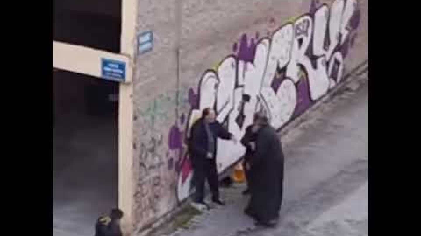 Απίστευτο: Ιερέας δέρνει ηλικιωμένο στην Κοζάνη
