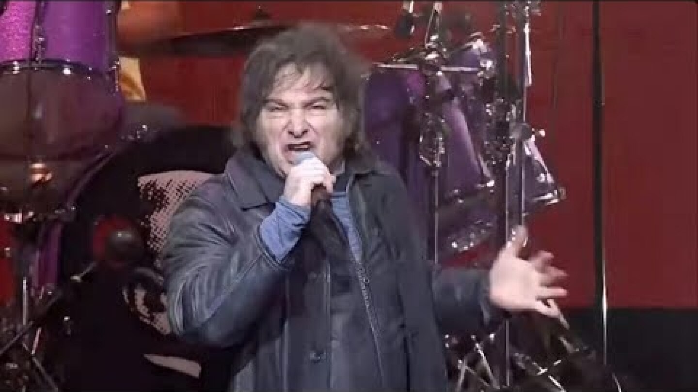 Milei presenta su libro cantando rock en medio de una crisis política | AFP