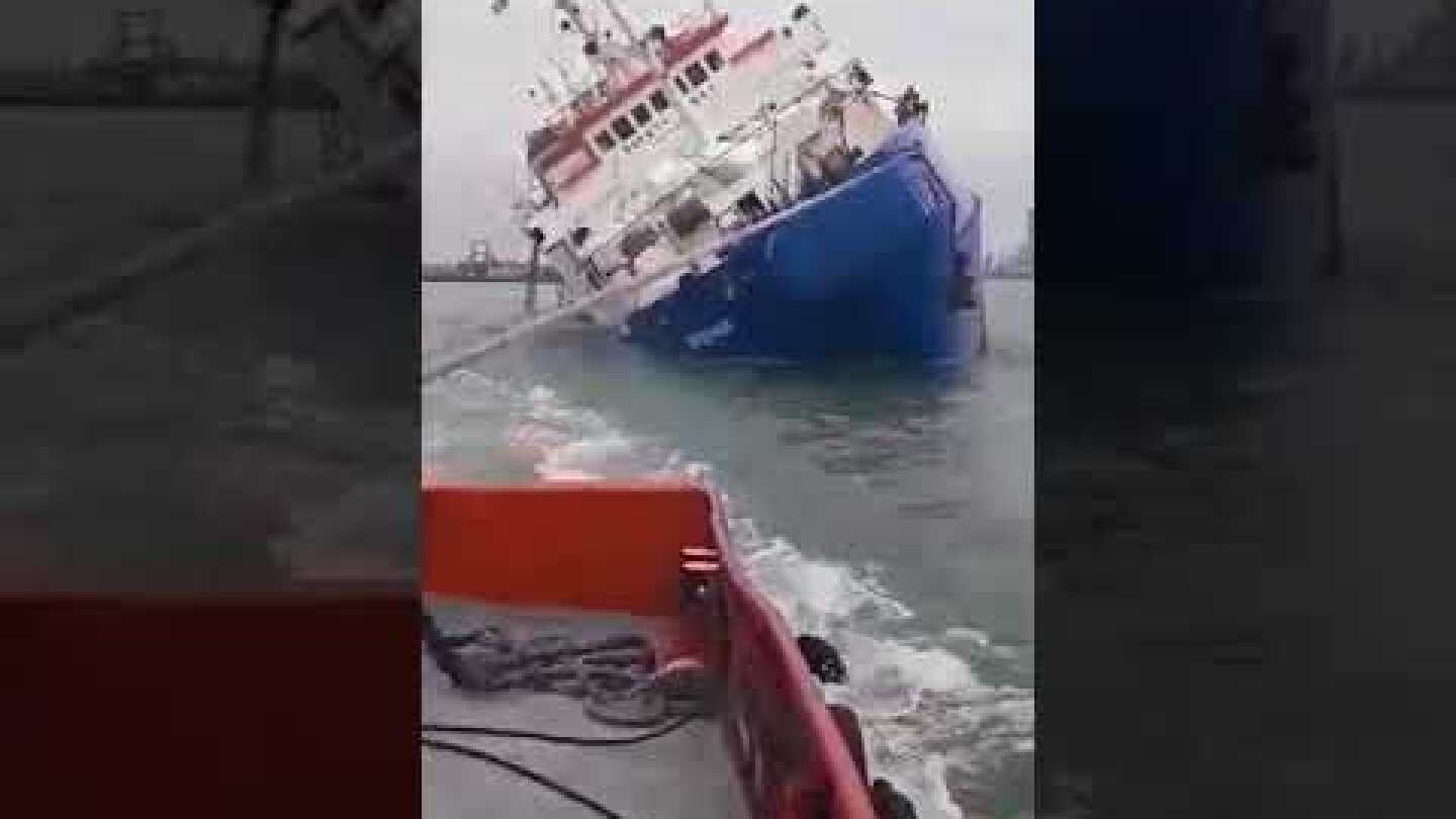 Nava rasturnata în portul Midia