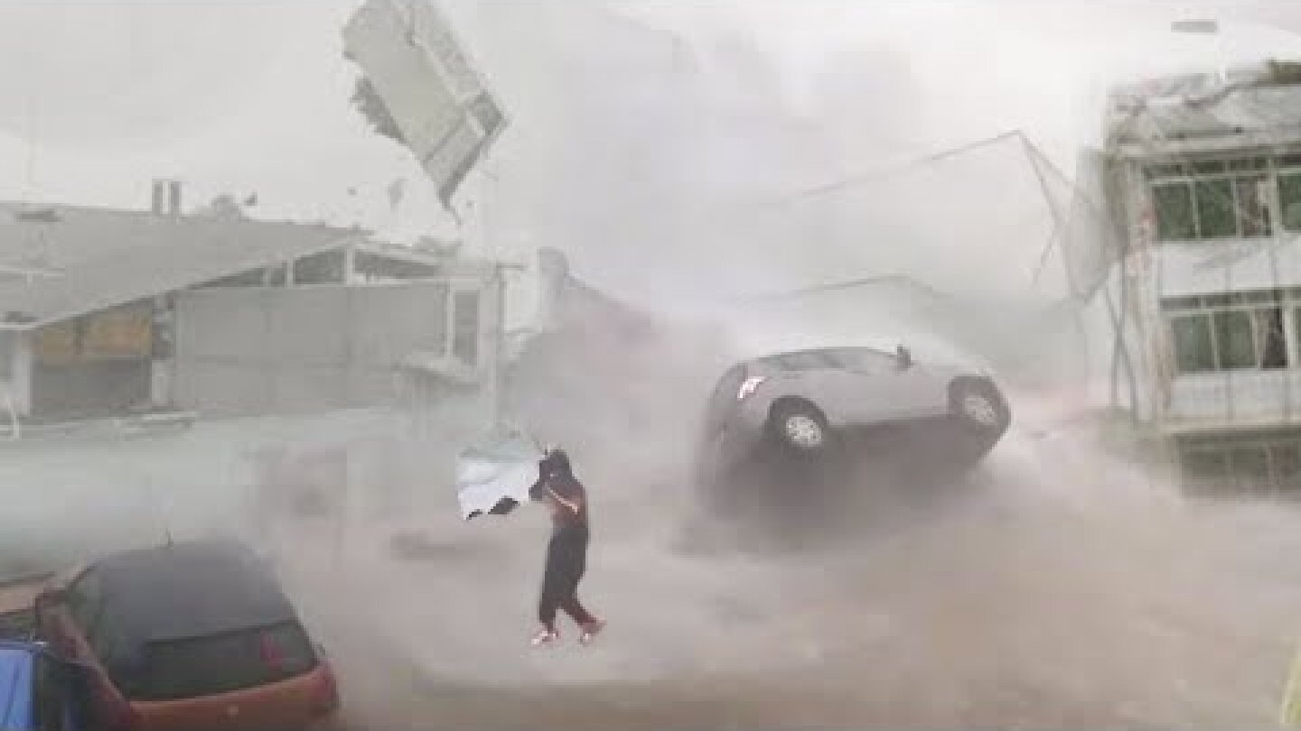 Storm Apocalypse in Turkey! Strong wind blows off roofs and overturns cars in Istanbul, Turkey