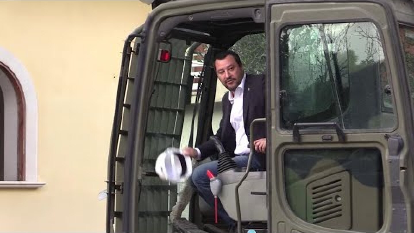 Roma, Salvini (sulla ruspa) e Zingaretti danno il via all'abbattimento di una villa dei Casamonica