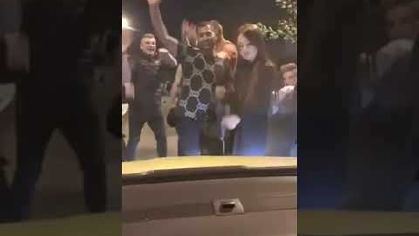 Αθηνα: Παρταρουν χωρις μασκες στους δρομους πριν το κλεισμο της εστιασης