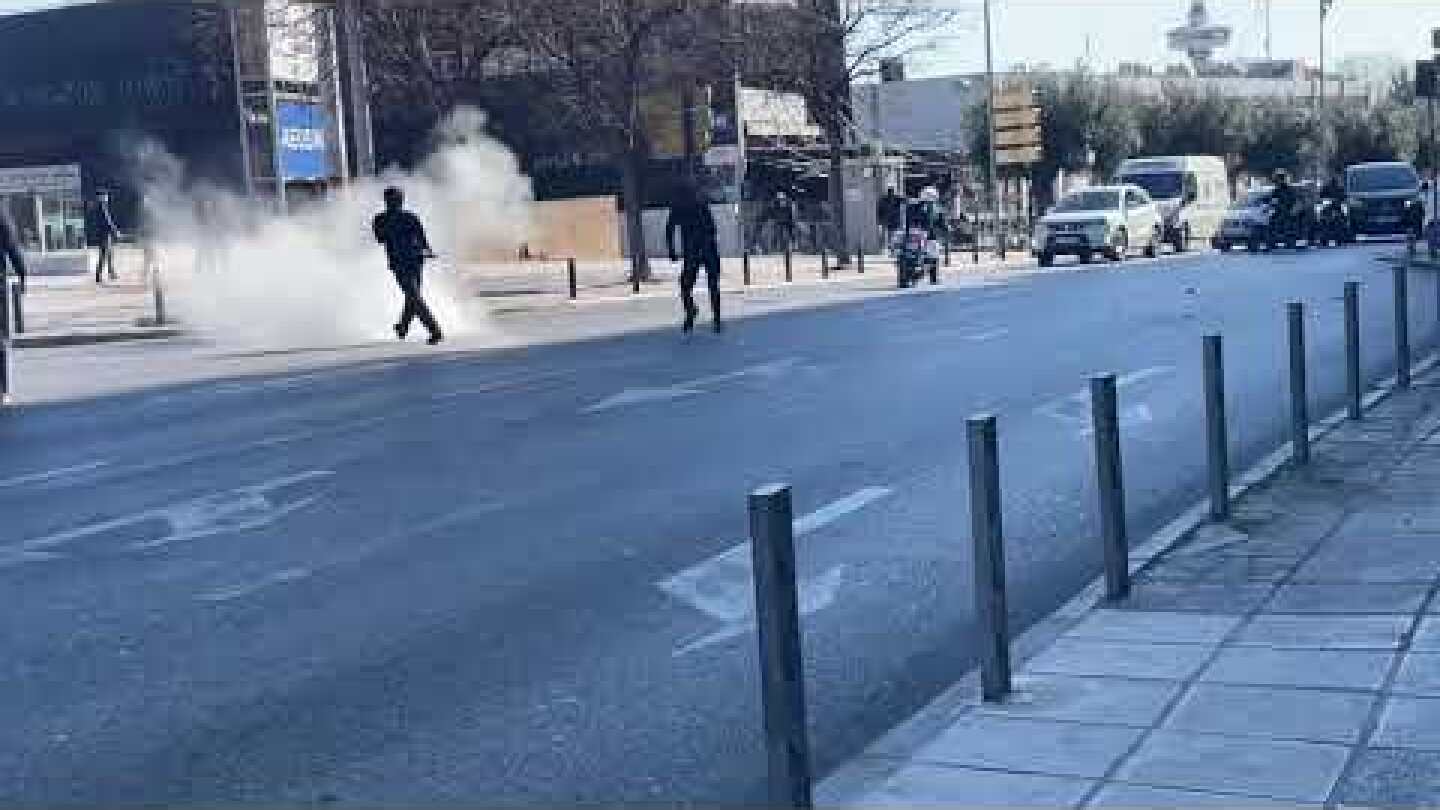 Πέτρες  σε αστυνομικό με μηχανή