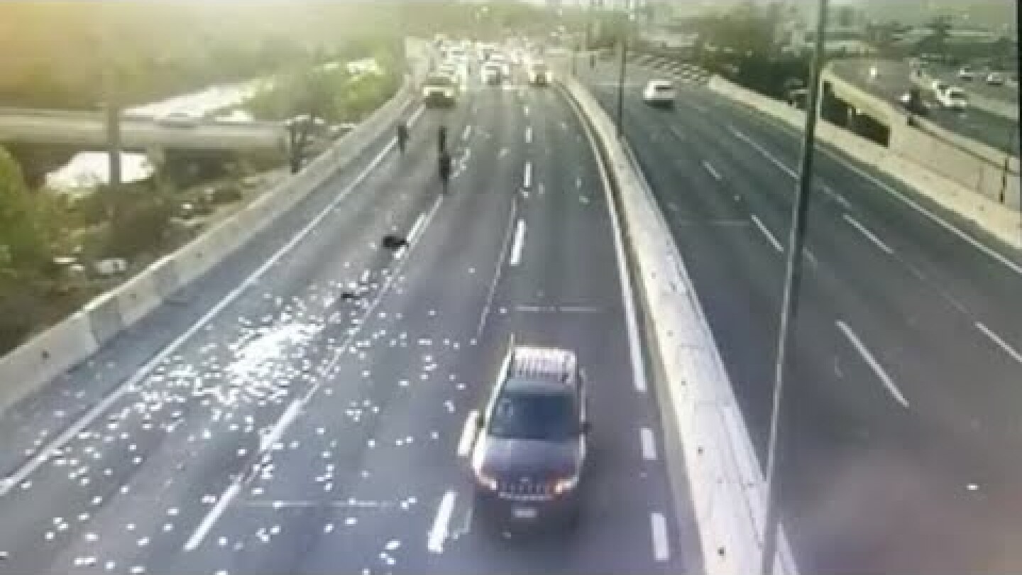 Robbery ends in money shower on a highway in Chile