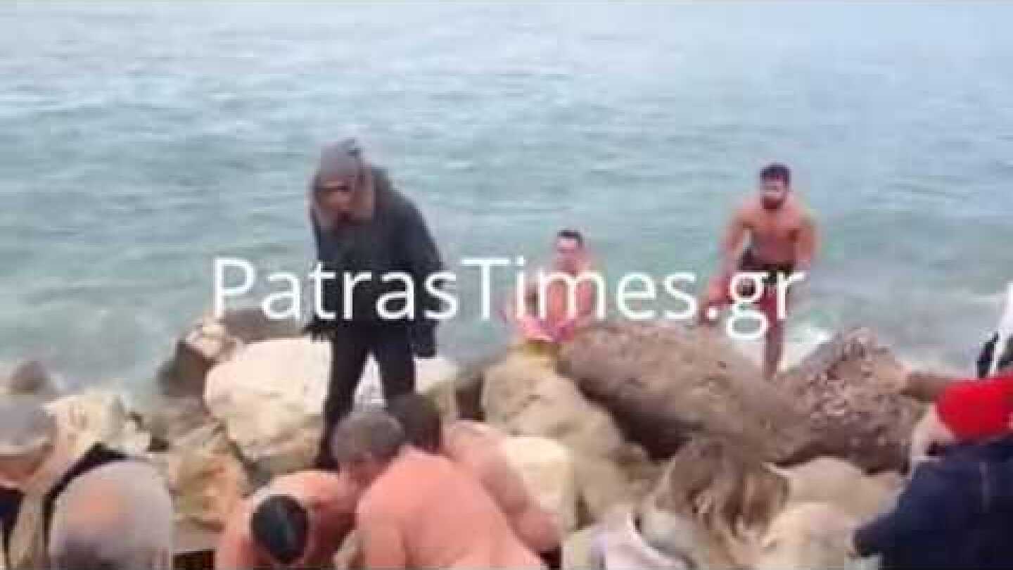 Παραλίγο ξύλο στην Πάτρα για το Σταυρό τα Θεοφάνια (6/1/2017)