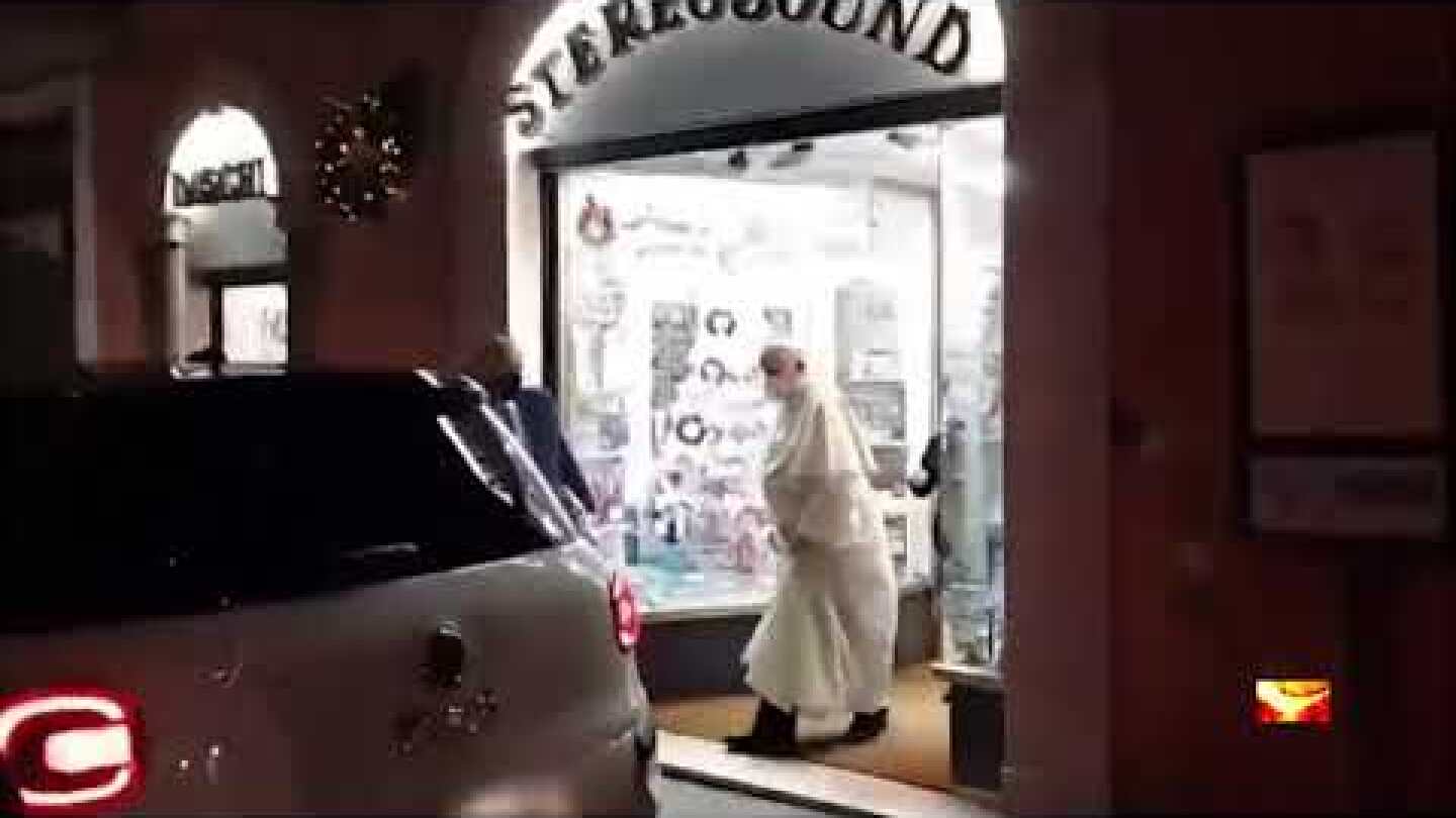 Sorpresa: Papa Francesco entra in un negozio di dischi a Roma. 11 Gennaio 2022.