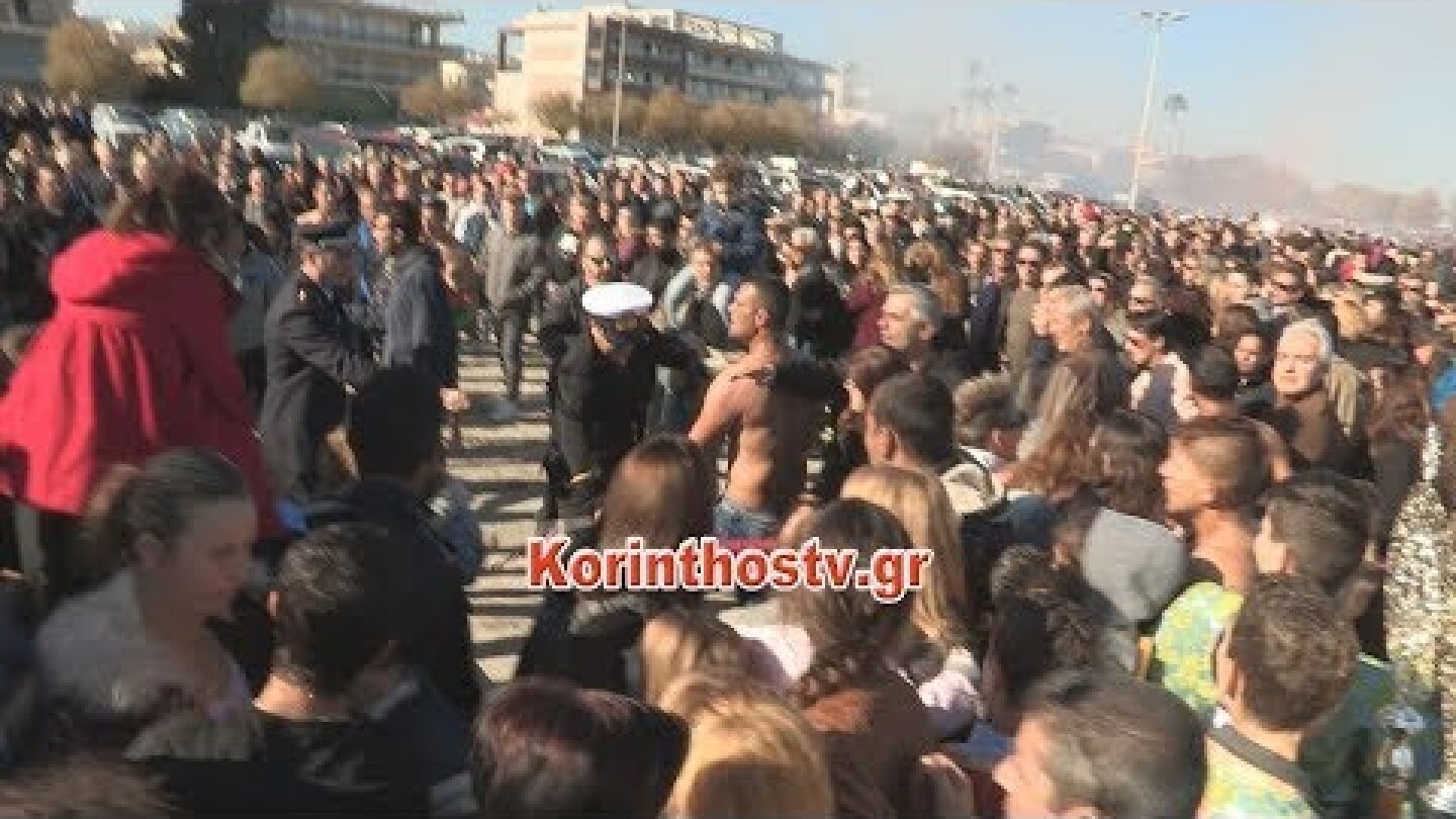 Έπαιξαν ξύλο για τον Σταυρό στο λιμάνι του Κιάτου