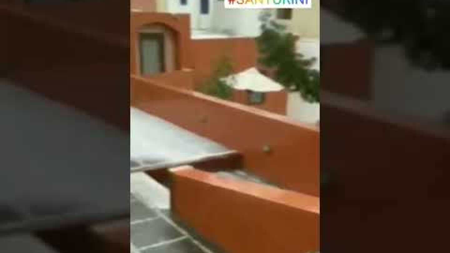 Χαλάζι και βροχή στην Σαντορίνη