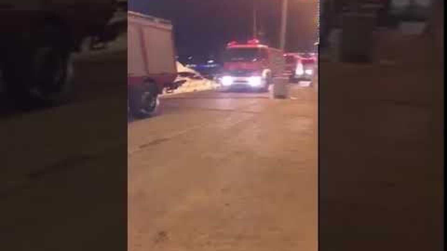 ΕΦΤΑΣΕ ΠΕΖΟΠΟΡΟ 11 ΑΤΟΜΩΝ ΚΑΙ ΕΠΙΧΕΙΡΕΙ ΣΤΑ ΜΕΤΩΠΑ ΤΗΣ ΠΥΡΚΑΓΙΑΣ(VIDEO)