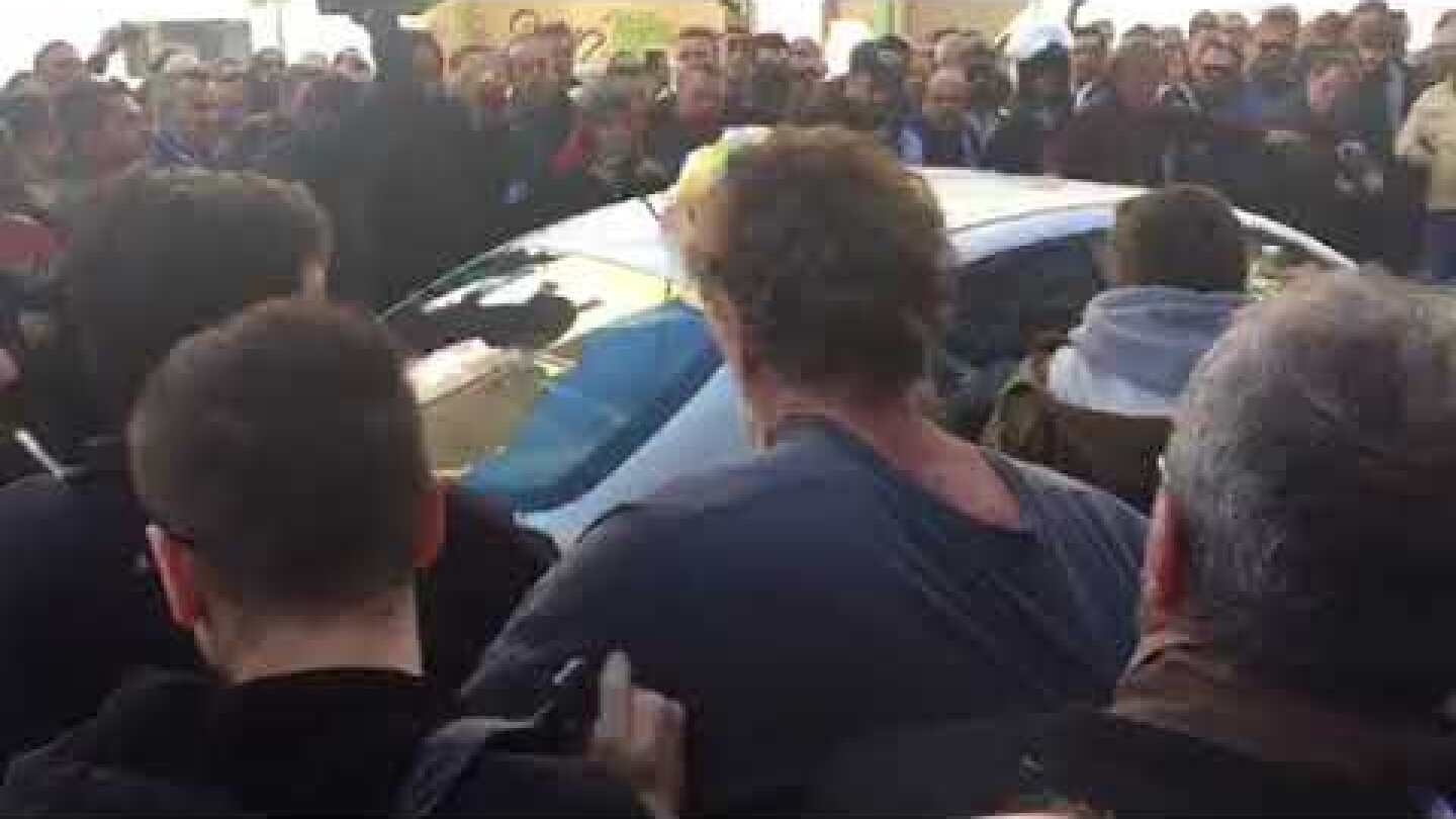 Διαμαρτυρία οδηγών ταξί: Κλωτσιές σε αυτοκίνητο της Uber