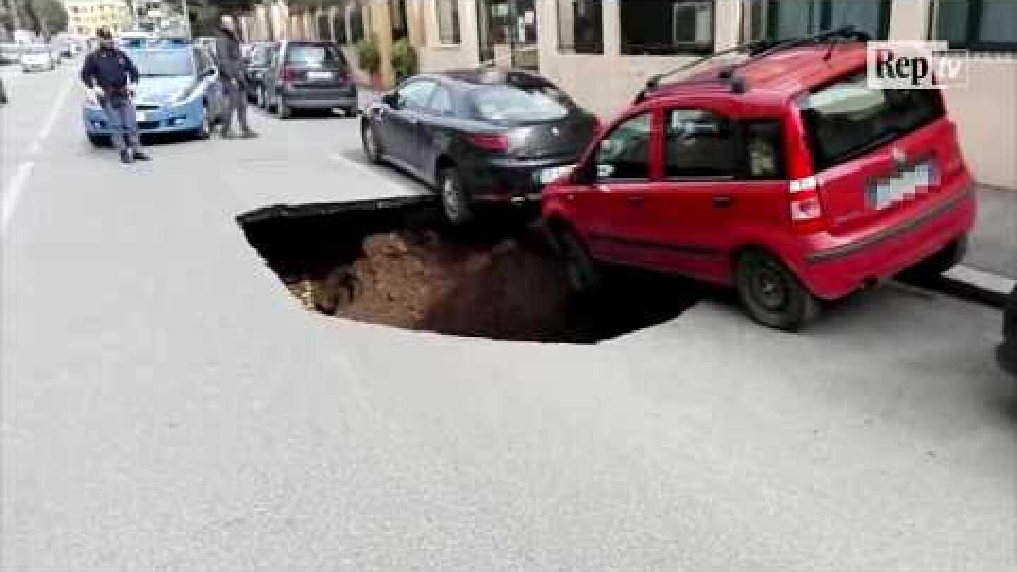 Roma, il momento in cui si apre la voragine sulla Circonvallazione Appia