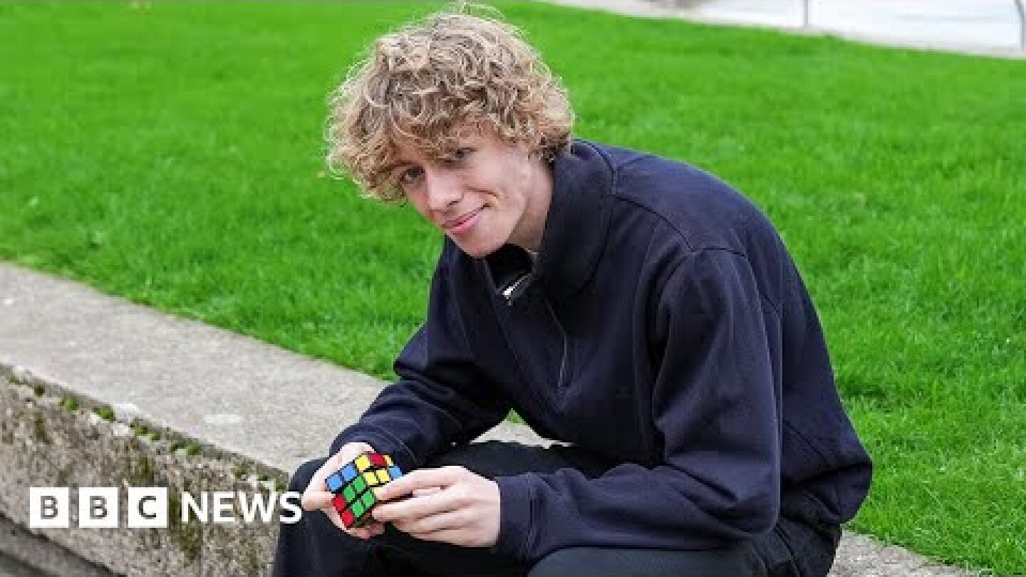 Rubik's cube world champion solves puzzle in seven seconds live on air - BBC News