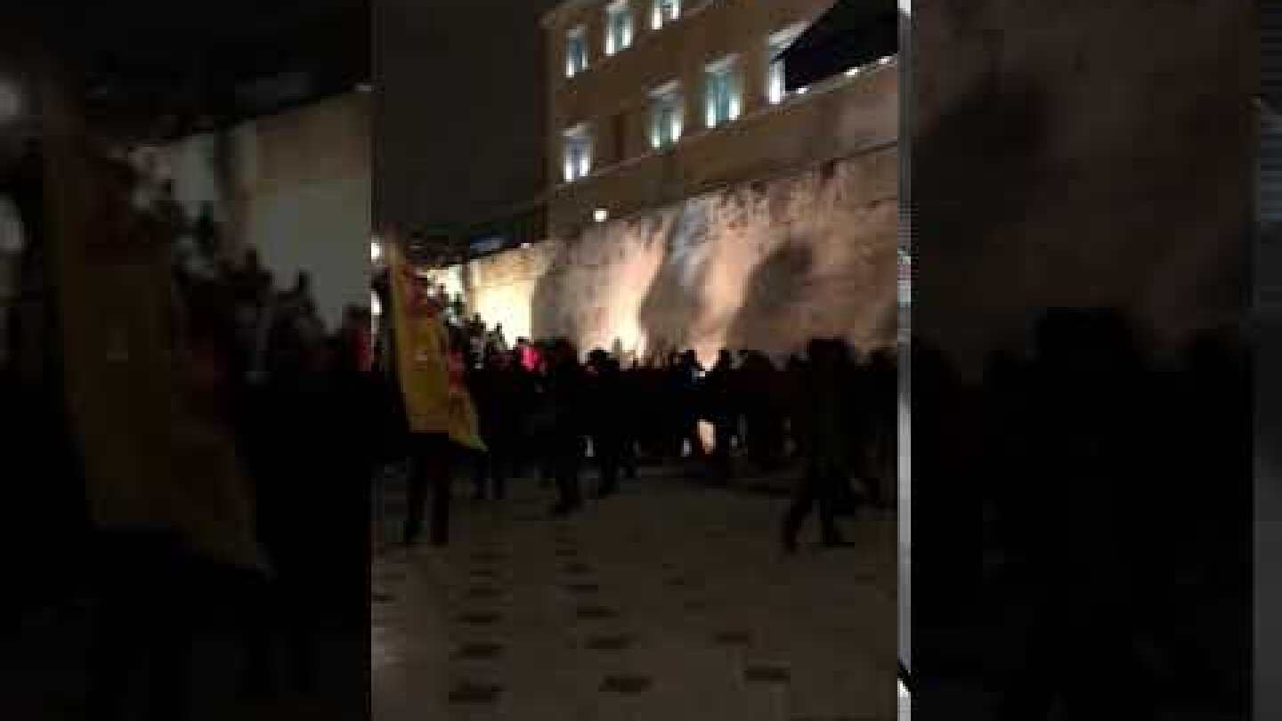 Athens Voice-Επεισόδια με χημικά έξω από τη Βουλή 15/1/18 (2)