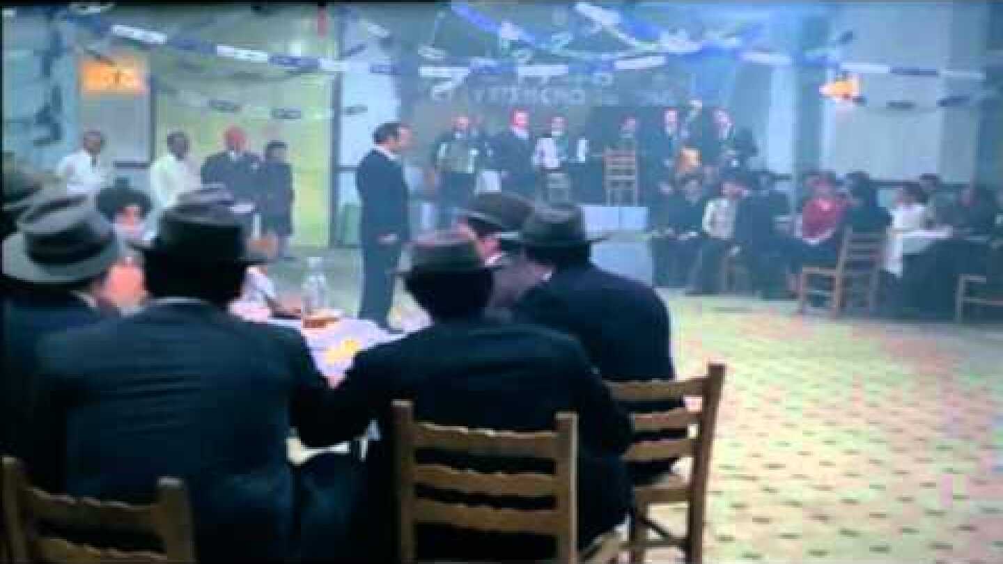 Ο Θίασος (1975)-Η σκηνή στο κέντρο διασκέδασης