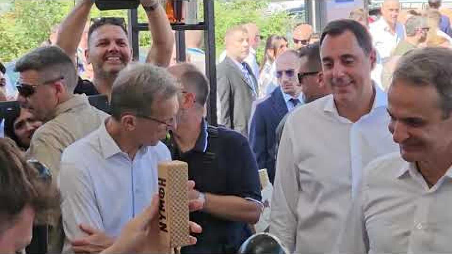 Μια γουλιά μπίρα για τον Κυριάκο Μητσοτάκη στη ΔΕΘ