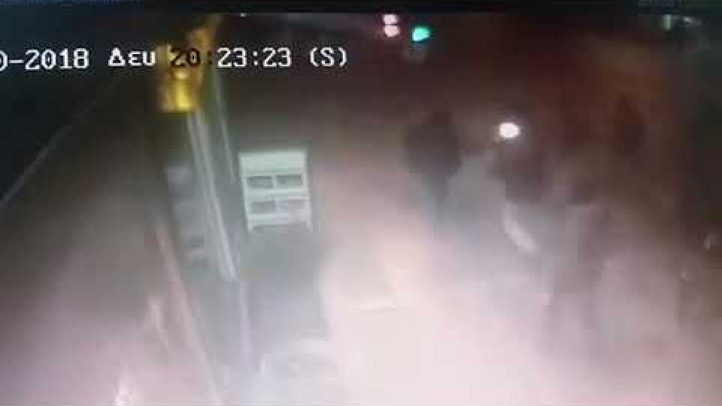 Βίντεο-ντοκουμέντο: Οι κουκουλοφόροι ανάβουν μολότοφ λίγο πριν επιτεθούν στο ΑΤ Ομονοίας