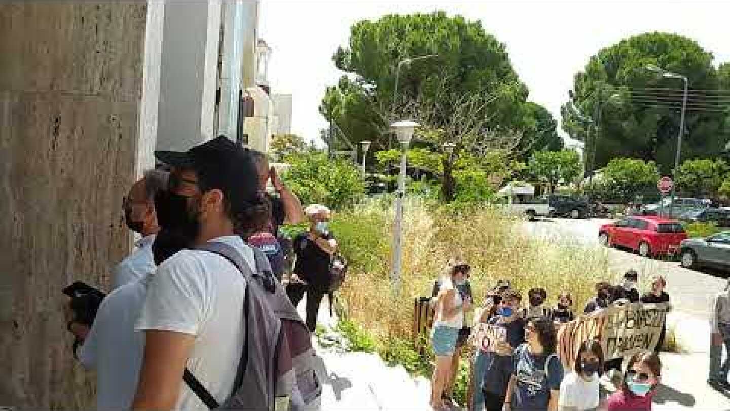 Δικαστικό Μέγαρο Αγρινίου: Οργή κατά του ιερέα που απολογείται στην Ανακρίτρια