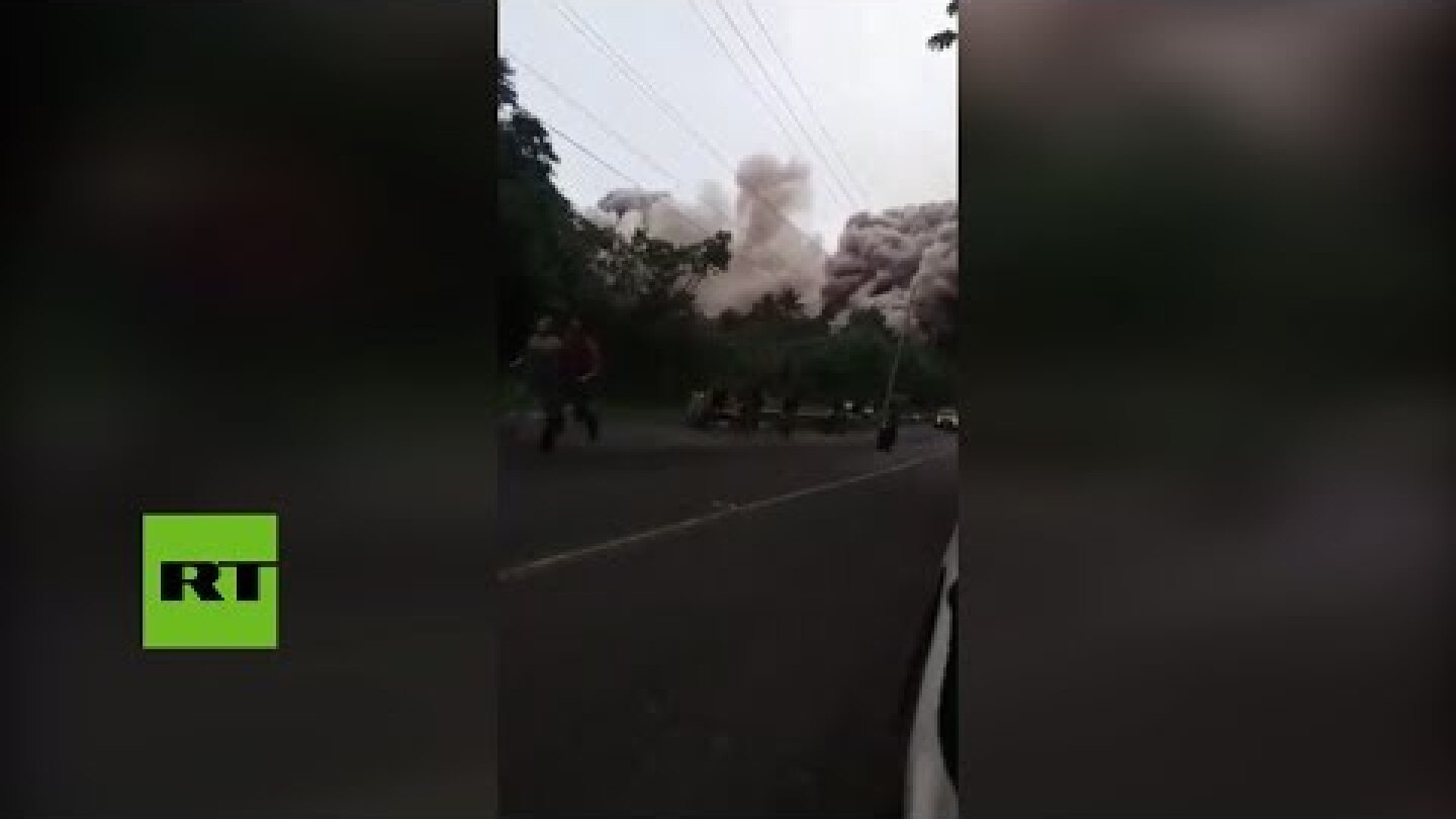 Nube de ceniza 'devora' una ambulancia tras la erupción del Volcán de Fuego