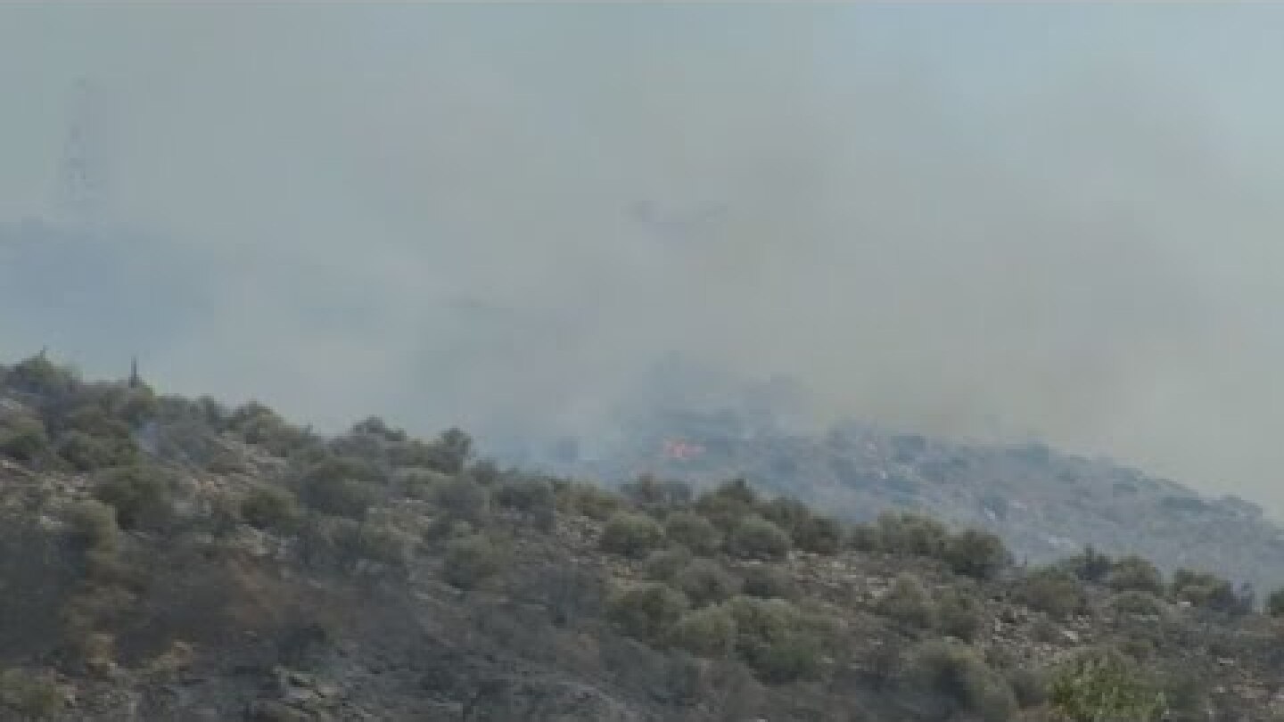 Ενισχύθηκαν οι δυνάμεις στην πυρκαγιά στην Άνω Γλυφάδα - Διακοπές κυκλοφορίας