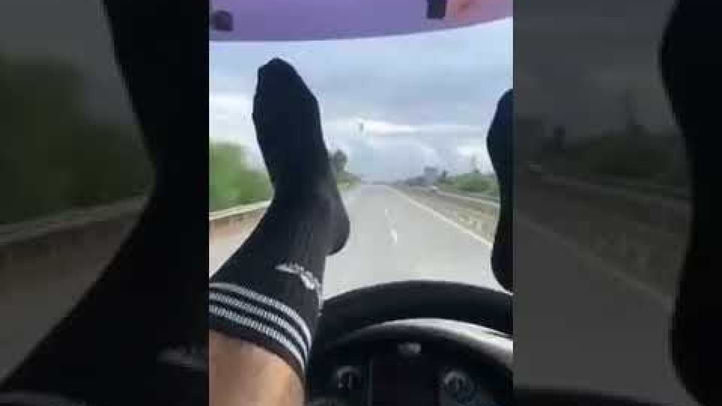 Οδήγηση με τα πόδια στο τιμόνι