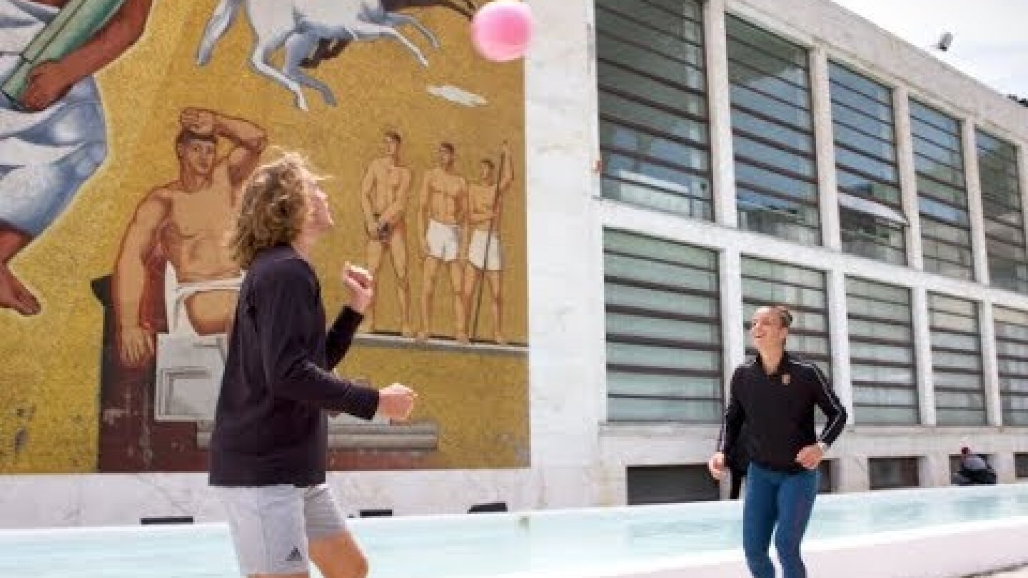 Maria Sakkari and Stefanos Tsitsipas do keepy ups in Rome! | 2019 Italian Open