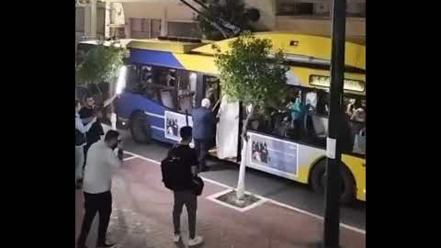 Γάμος στα Καμίνια του Πειραιά: Η νύφη έφτασε στην εκκλησία με τρόλεϊ!