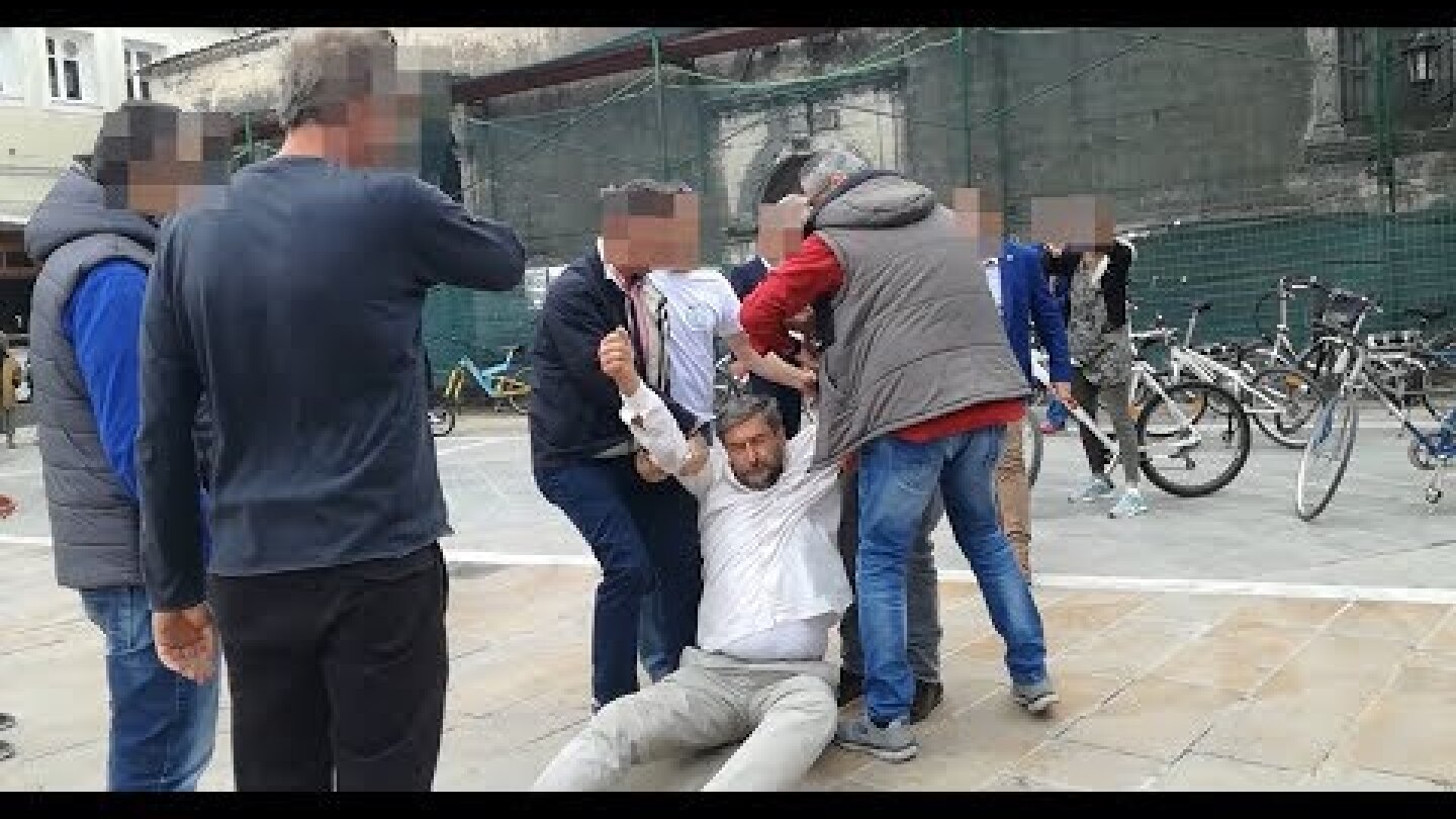 Άνδρες της ασφάλειας σέρνουν τον καθηγητή Μιχάλη Μαραγκάκη στην Λευκάδα