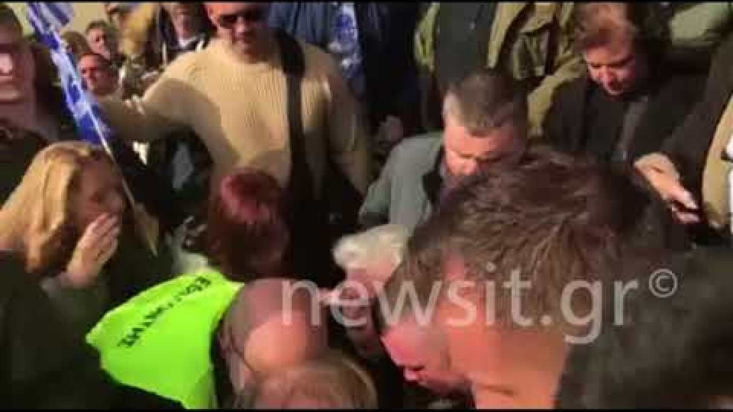 Συνωστισμός για τον Μίκη Θεοδωράκη