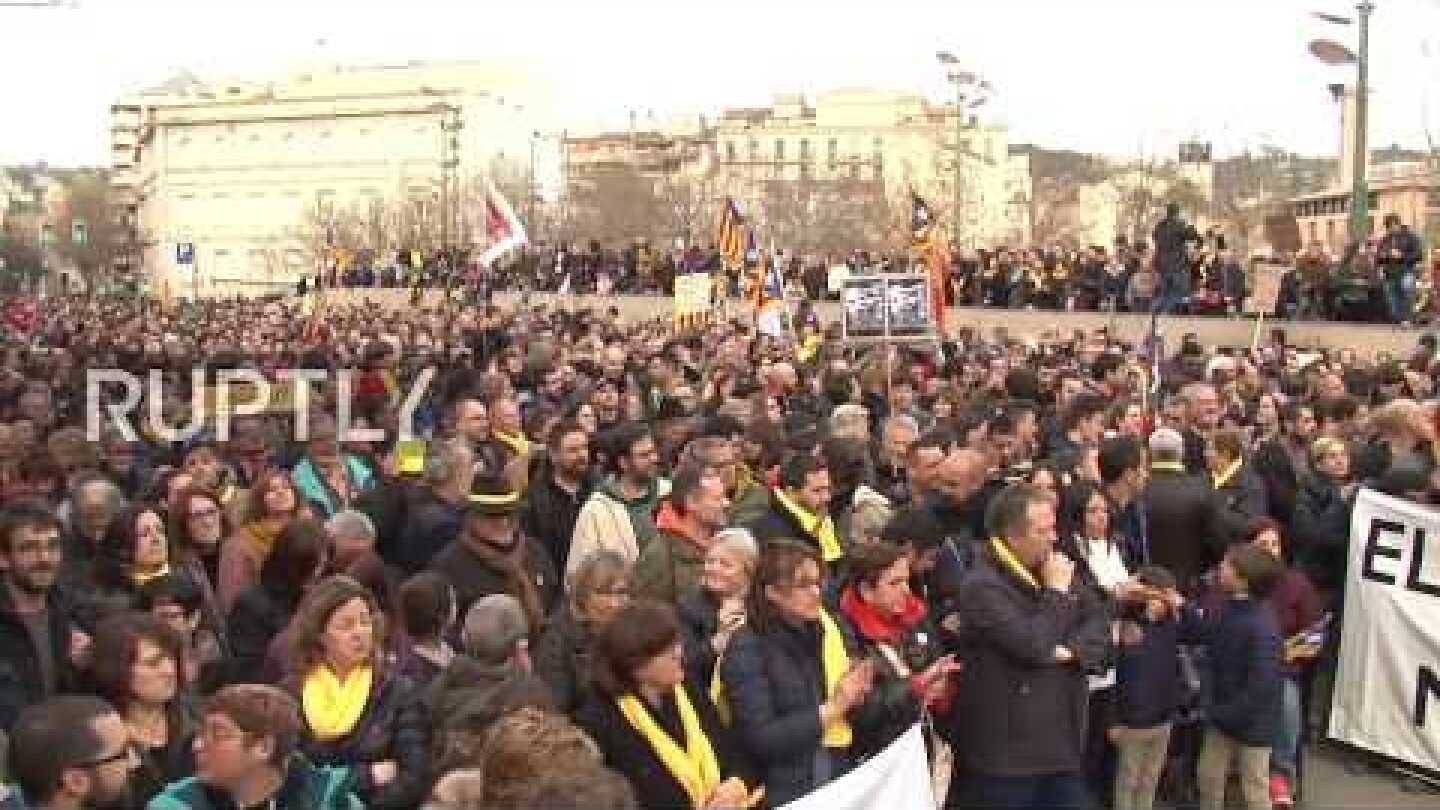 Spain: Protesters block highway in Girona following Puigdemont arrest
