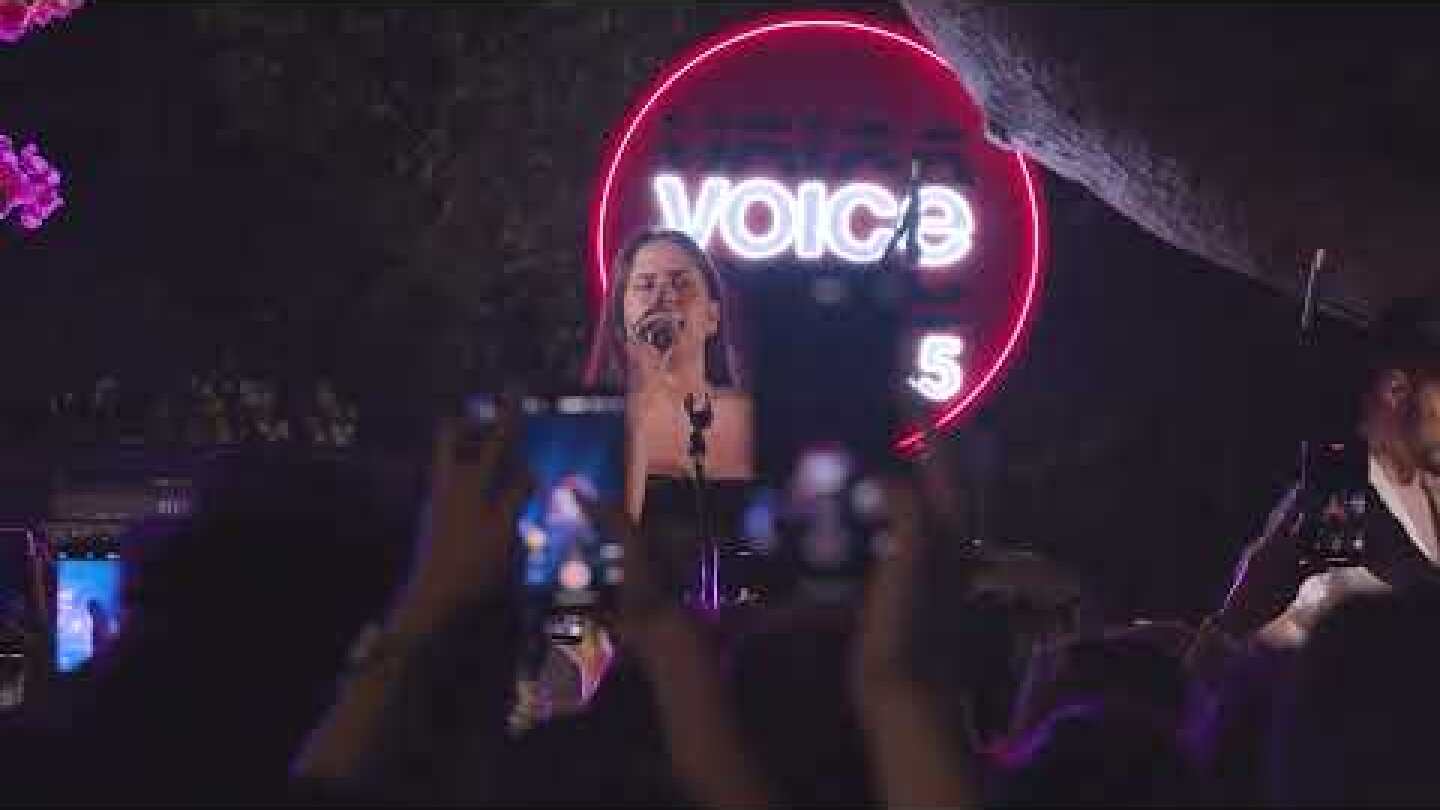 VOICE 102,5 - Πλατεία Δεξαμενής -1 χρόνος "Το Μπαλκόνι του Papazό" Κατερίνα Λαζαρίδου