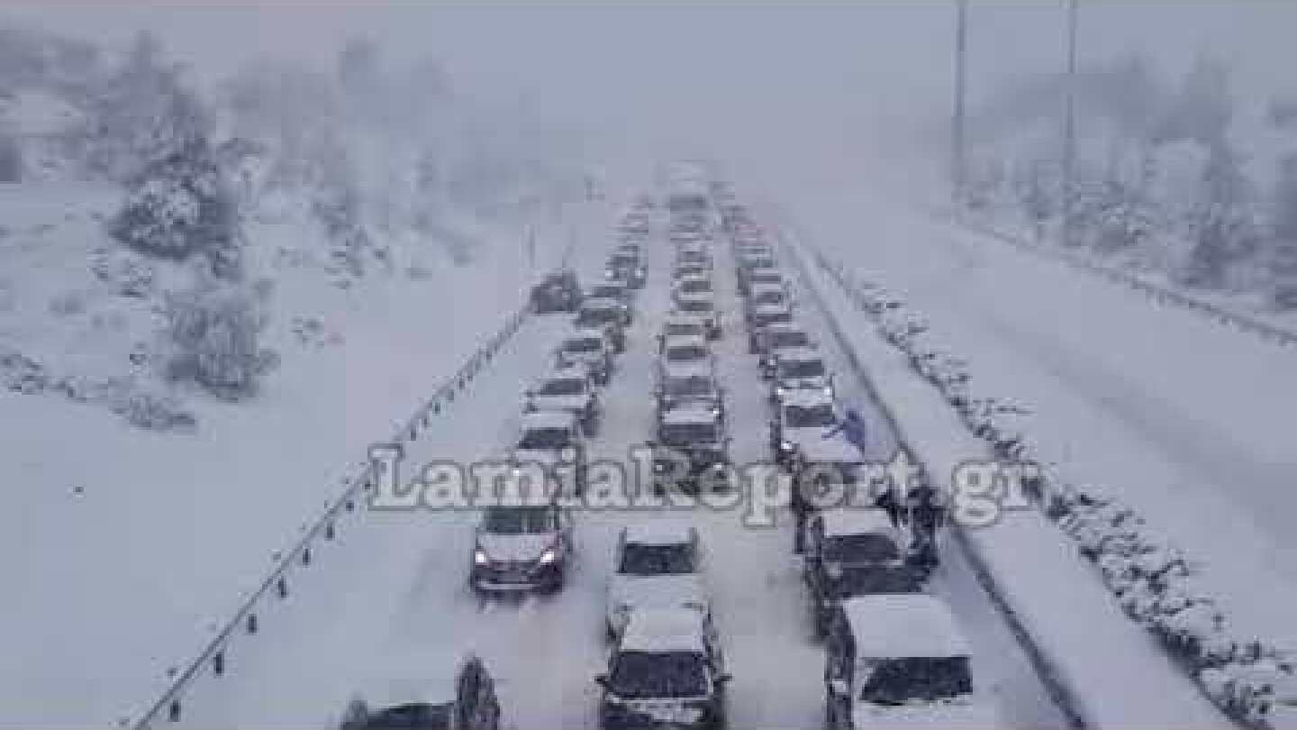 LamiaReport.gr: Σταματημένα αυτοκίνητα στο Μαρτίνο