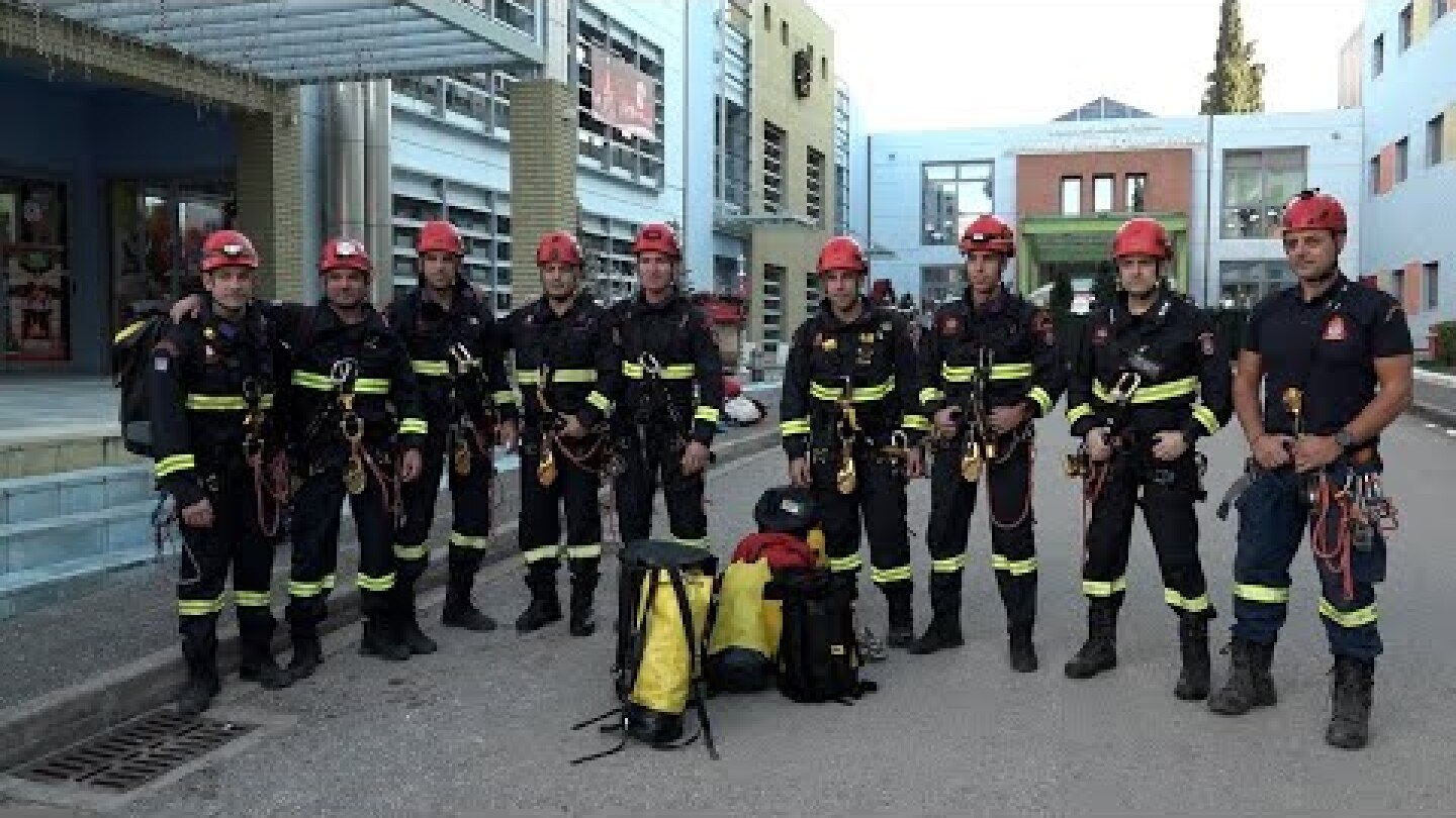 Μέλη του Πυροσβεστικού Σώματος ετοιμάζονται να μοιράσουν δώρα σε παιδιά που νοσηλεύονται